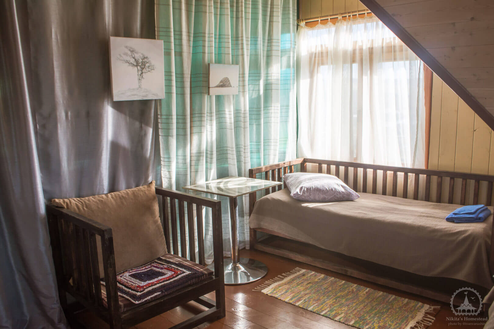 Nikita 之家坐落於貝加爾湖，拉開窗簾就可以看美麗的湖景，是俄羅斯旅遊很推薦的住宿之一。