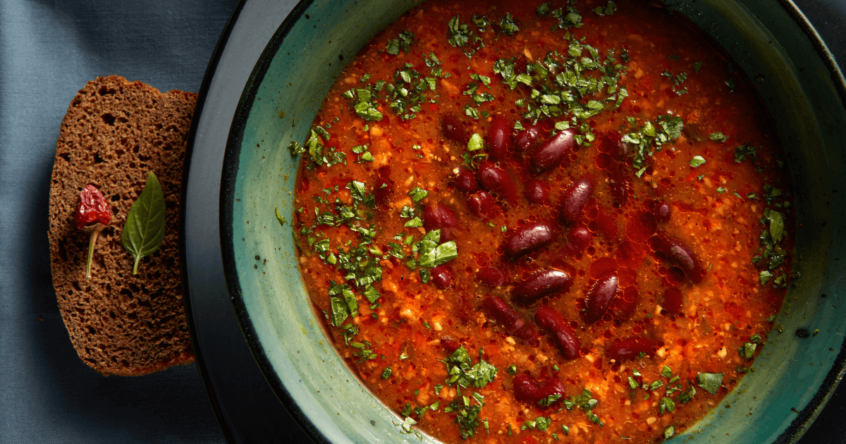 俄羅斯羅宋湯主要以甜菜為基礎，搭配馬鈴薯、胡蘿蔔、牛肉等食材熬煮而成，湯色為紫紅色所以又叫做紅菜湯。