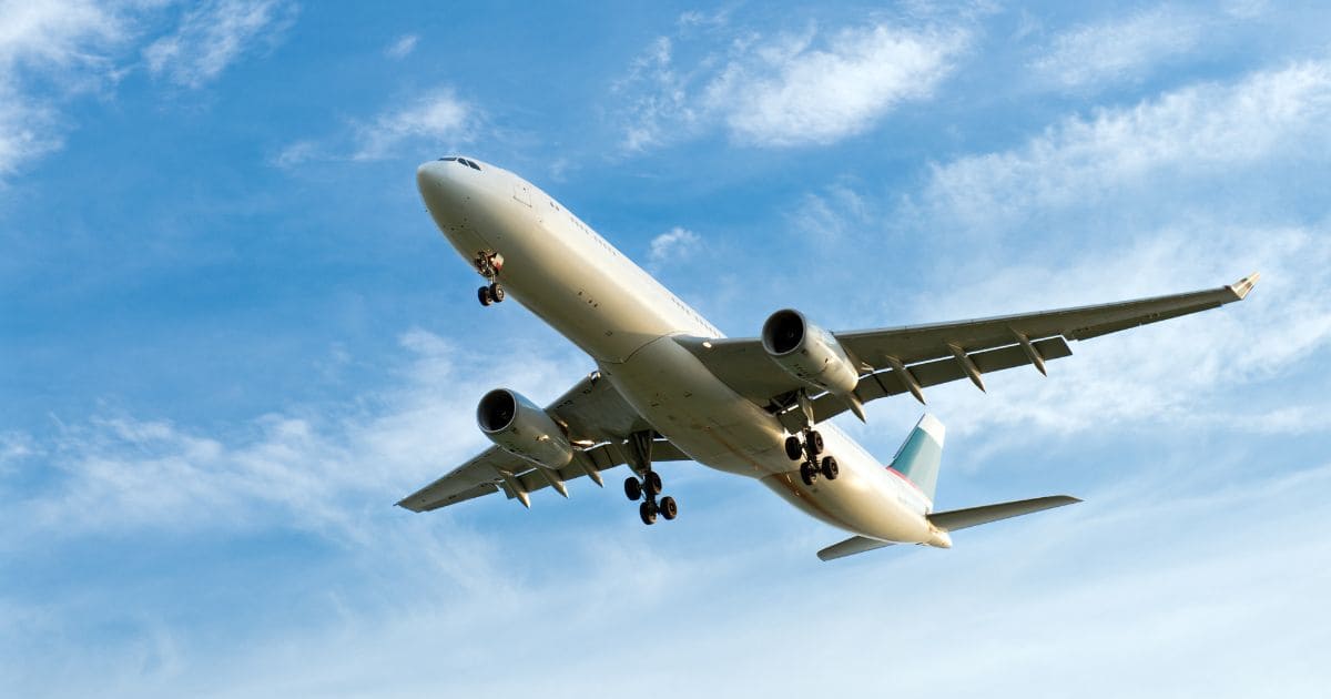 客機飛行於藍天，國際航班飛往俄羅斯旅遊目的地