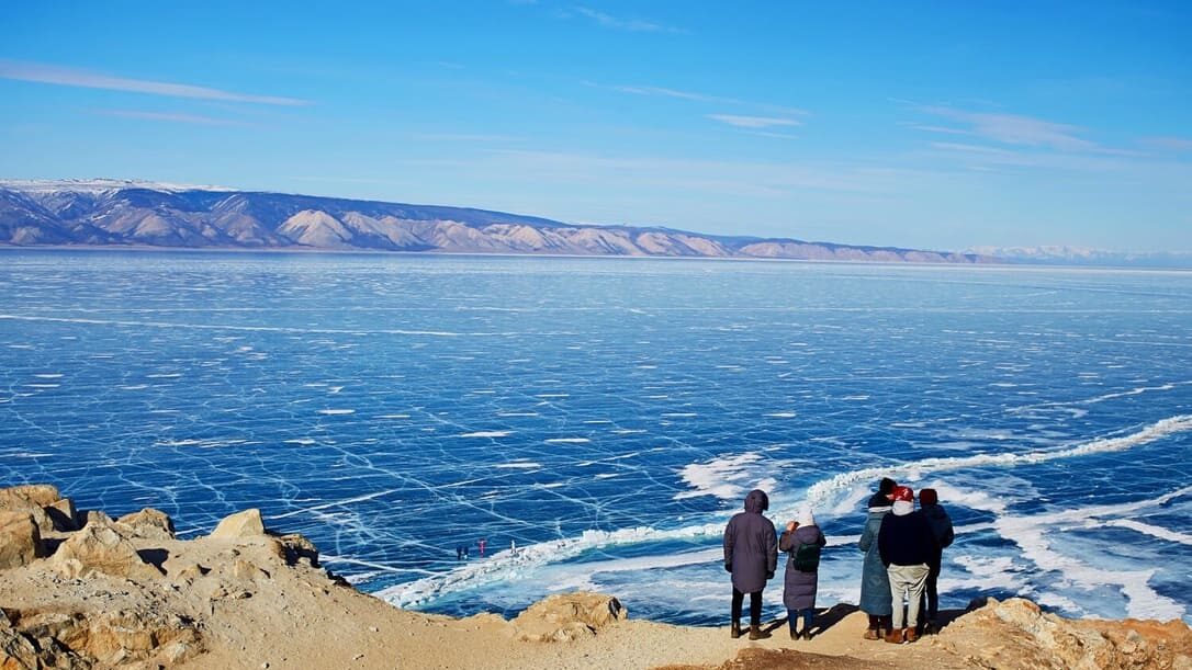 俄羅斯貝加爾湖冰封藍冰奇景，旅客欣賞壯觀冬季湖景