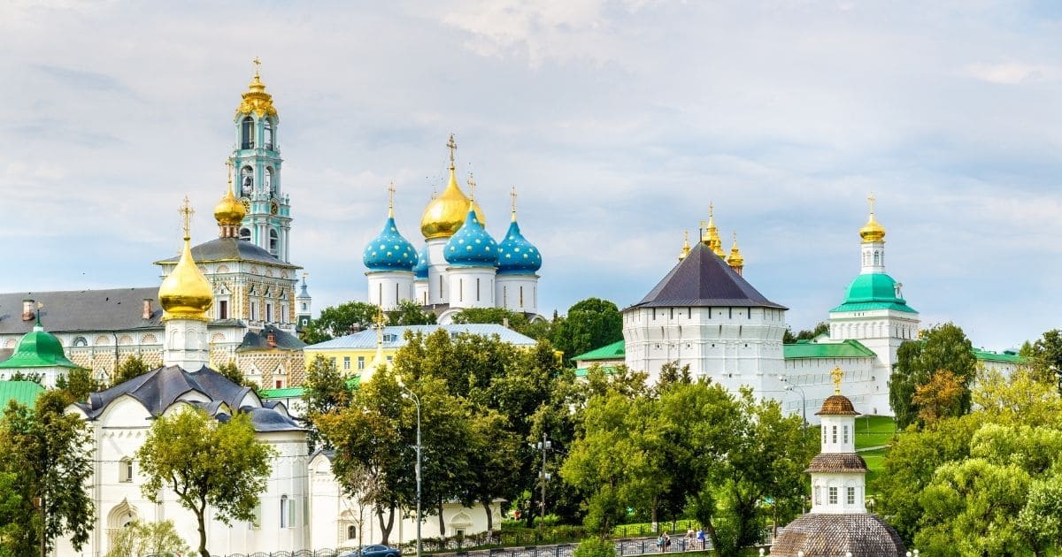 俄羅斯謝爾蓋耶夫鎮聖三一修道院，藍金圓頂東正教建築群